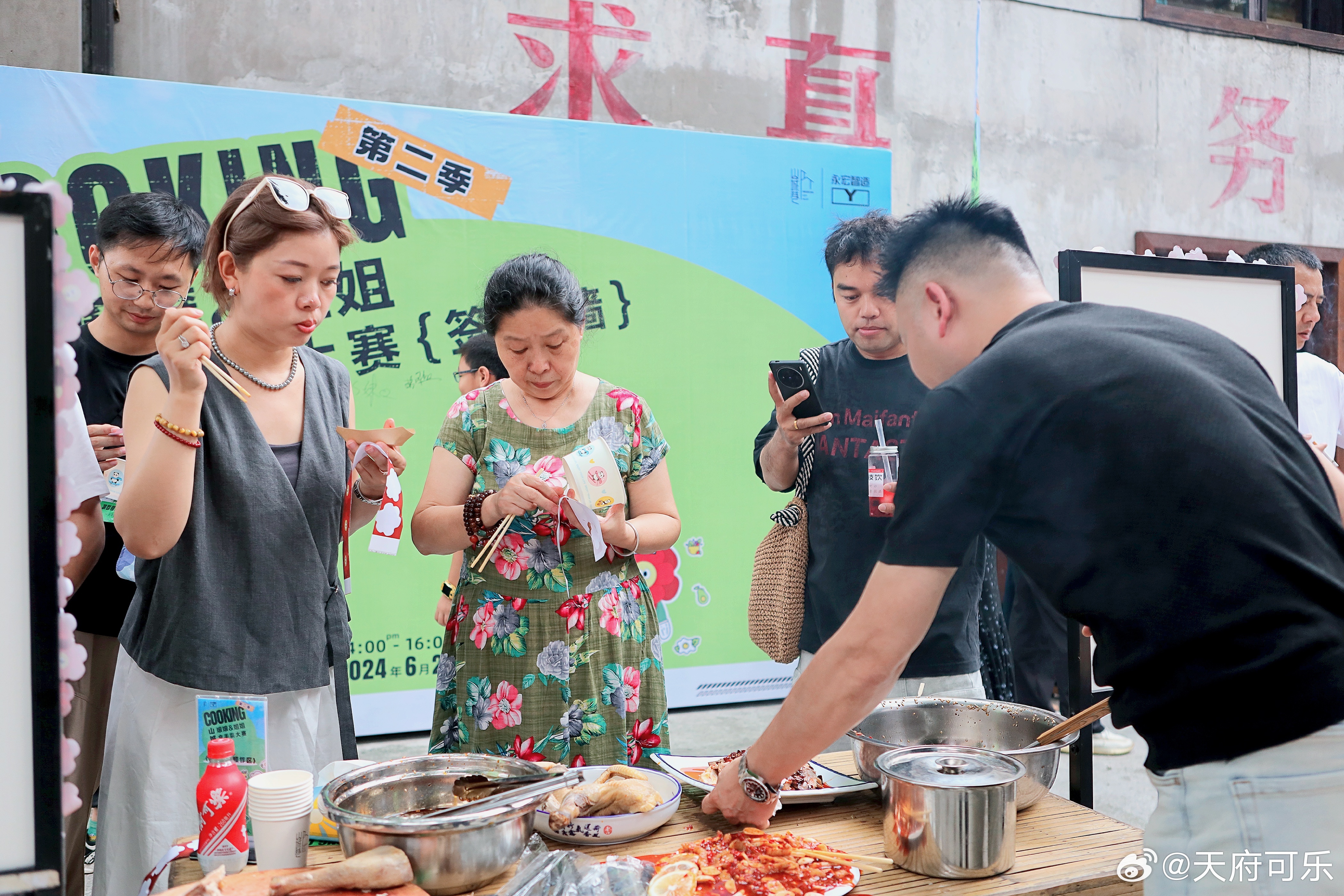 小巷深處的獨(dú)特風(fēng)味，推手直播盛宴，味蕾與鏡頭的交響會(huì)