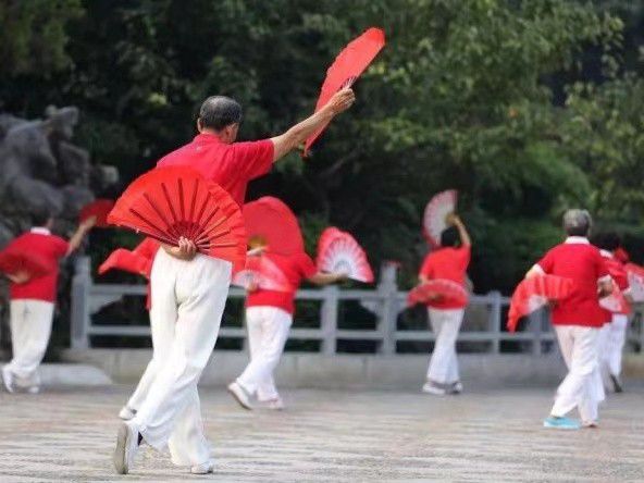 小紅書熱點揭秘，廣場舞新風尚竟霸占籃球場！