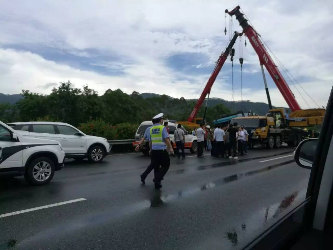 蒙河高速車(chē)禍?zhǔn)录届o旅途中的意外沖擊