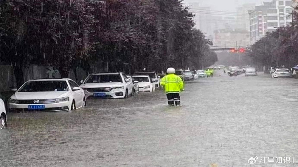 西安暴雨考驗，挑戰(zhàn)與溫情并存的城市脈動